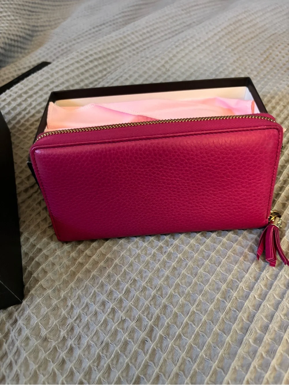 Authentic Gucci Magenta Zip-Around Leather Wallet with Tassel - Picture 2 of 8